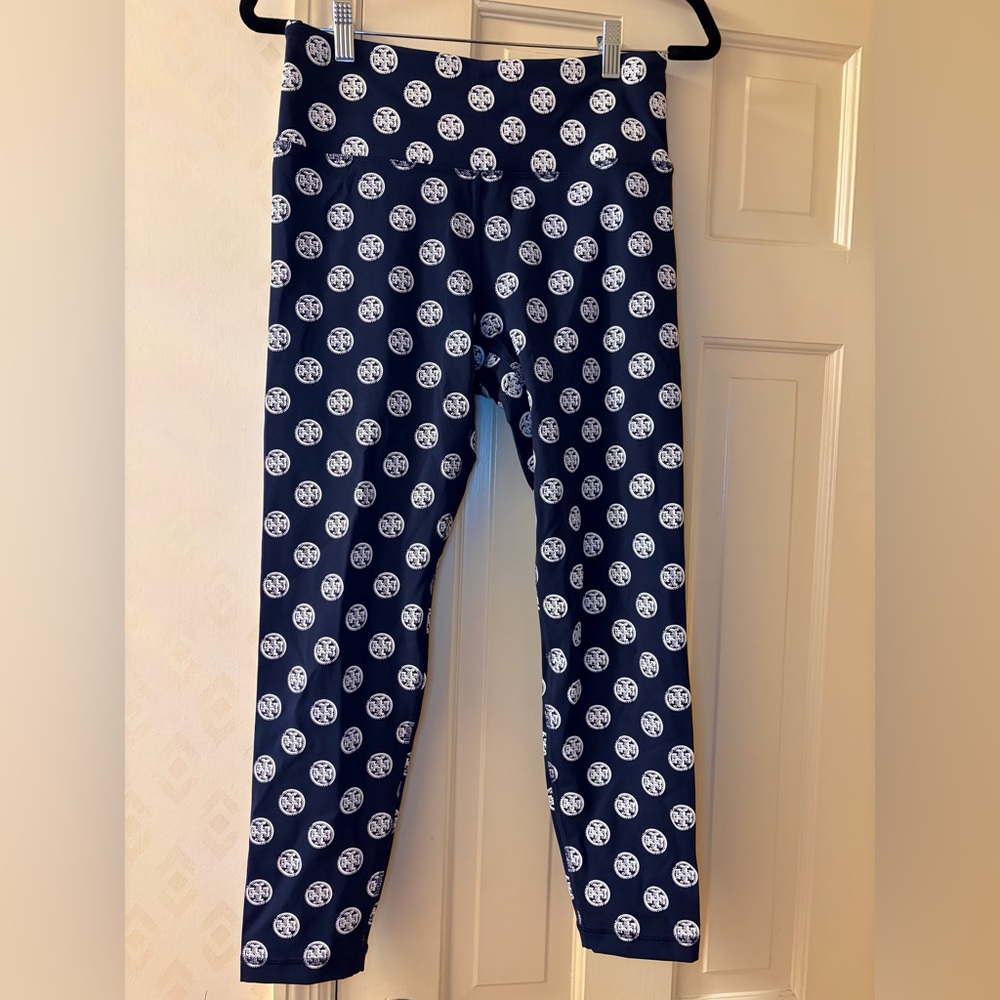 🆕🔹Tory Burch Navy and White T Monogram Patterned Leggings🔹 - Picture 5 of 8